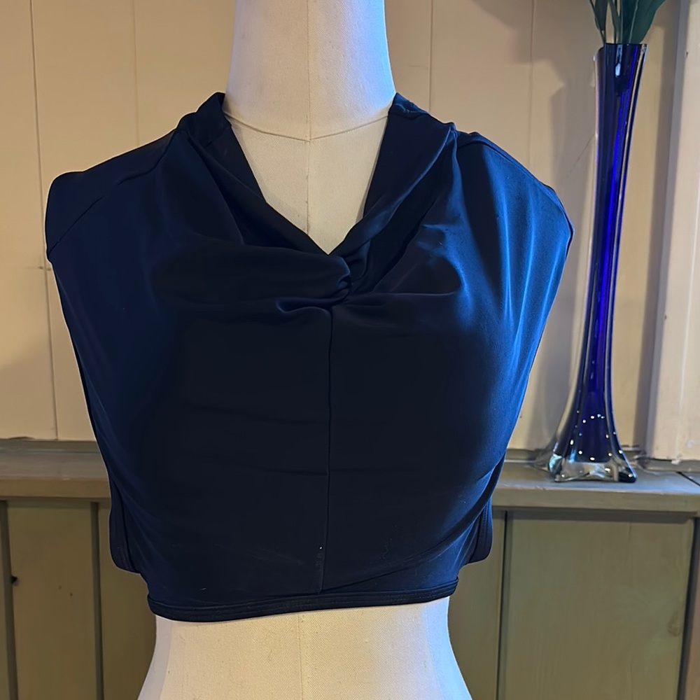 SZ: Medium.   Chic Black Crop Bathing Suit Top. Adjustable Back Strap. Lite